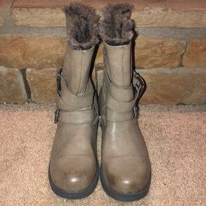 Light brown/ grey boots with fur on the inside.